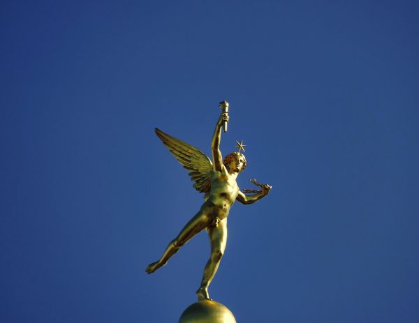 Ícaro Estatua dorada de Ícaro, personaje mortal de la mitología, con sus alas.