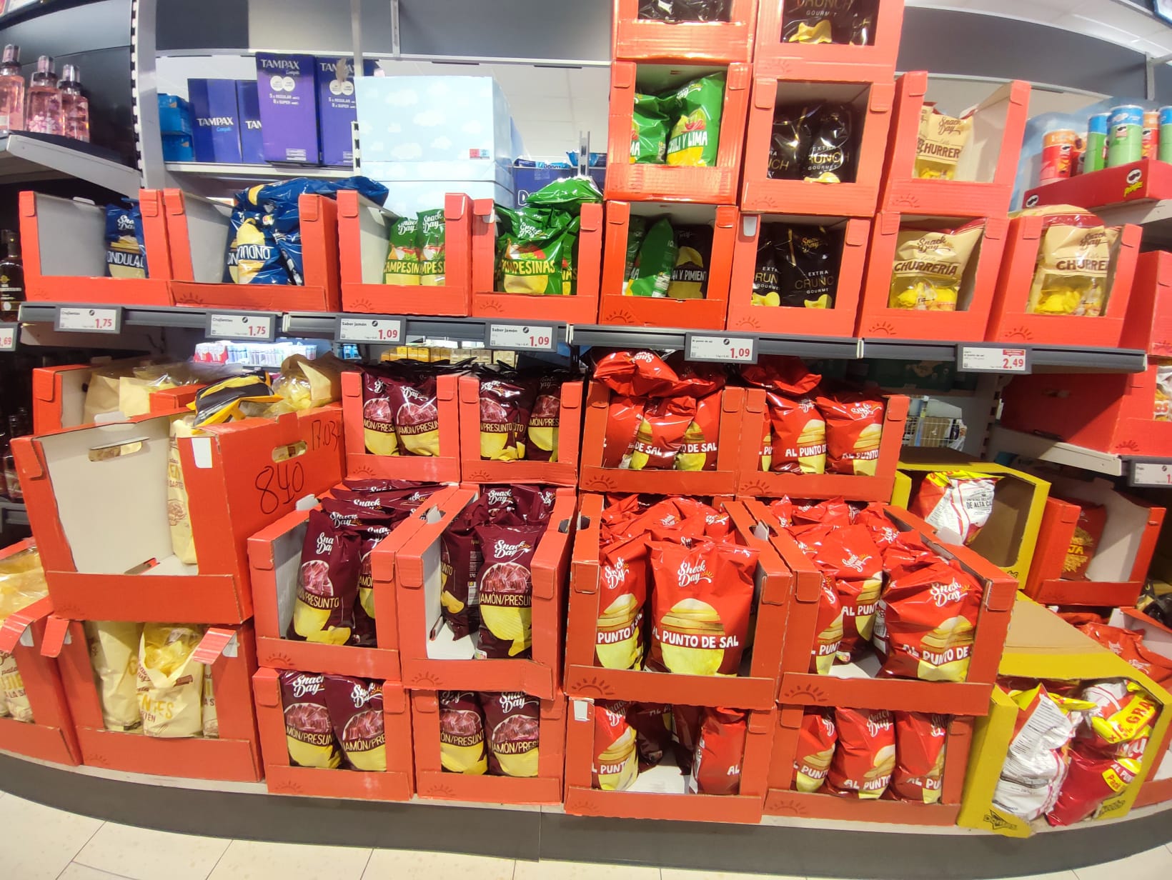 Ultraprocesados Imagen de estantería de supermercado con alimentos ultraprocesados y embolsados