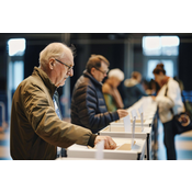 Propuesta 3. Personas votando.