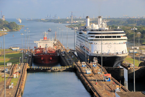 Imaxe dun barco atravesando a canle de Panamá.