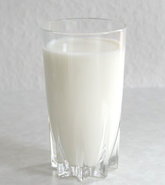 Imaxe dun vaso de leite. Exemplo dunha materia prima de orixe animal.