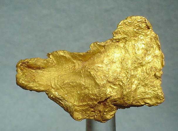 Imaxe dun anaco de ouro. Exemplo dun mineral metáico.