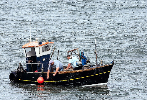 Fotografía dun barco de pesca artesanal.