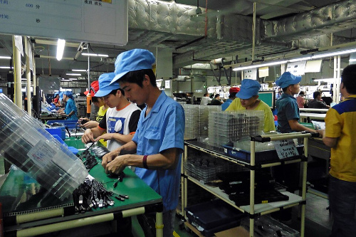 Fotografía duns obreiros industriais.