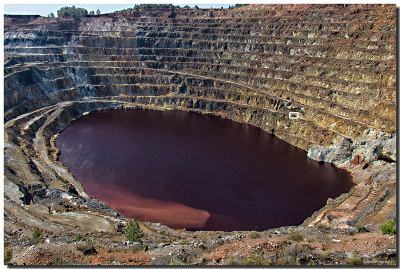 Imaxe dunha explotación mineira a ceo aberto.