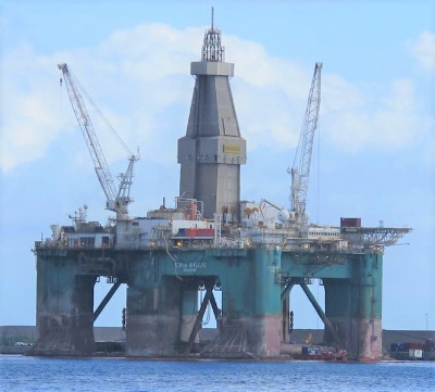 Imaxe dunha plataforma petrolífera.