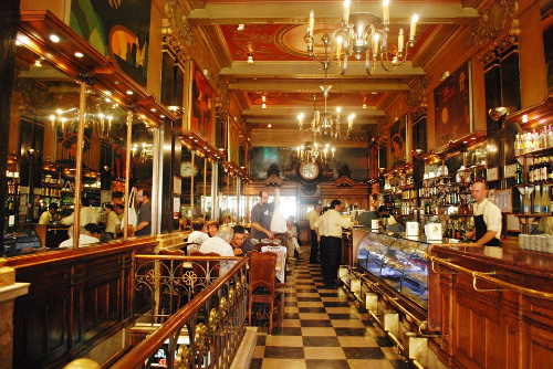 Fotografía do interior dunha cafataría. Exemplo dun servizo privado.