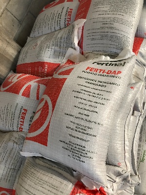 Foto de sacos de fertilizante inorgánico