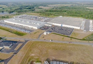 Vista aérea dun centro de distribución de Walmart.