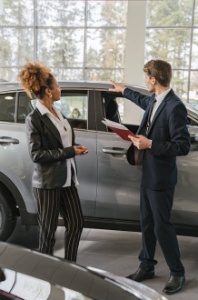 Imaxe dun vendedor de coches cunha posible cliente.
