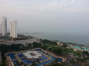 Imaxe que mostra o litoral turístico urbanizado en Tailandia