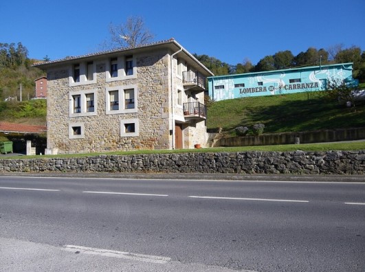 Vista dunha fábrica de embutidos no val de Carranza, Biscaia.