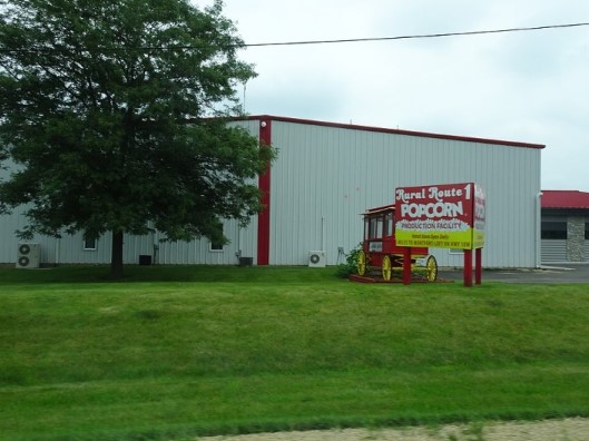 Imaxe dunha fábrica de flocos de millo en Wisconsin, EUA, a carón da estrada.