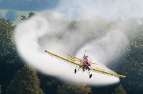 Foto dunha avioneta clásica fumigando