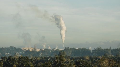 Vista de conxunto de industria contaminante en Vietnam.