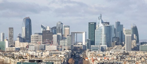 Vista panorámica do barrio de La Défense, en París, sede de numerosas empresas.