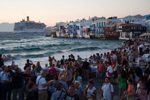 Visitantes ateigados na illa de Mikonos.