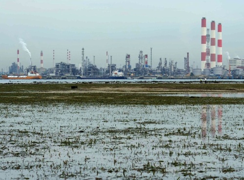 Vista de conxunto da petroquímica da illa Jurong, en Singapur.