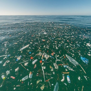 Imaxe que mostra unha masa flotante de plásticos no mar.