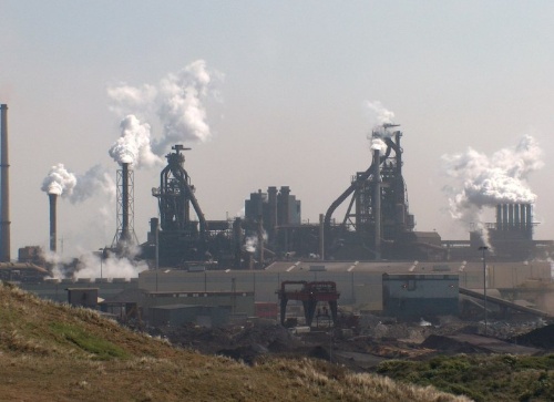 Vista do complexo siderúrxico de IJmuiden, en Países Baixos.