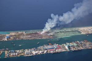 Vista aérea da illa de Thilafushi, en Maldivas, co seu vertedoiro.