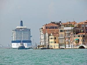 Gran cruceiro en Venecia.