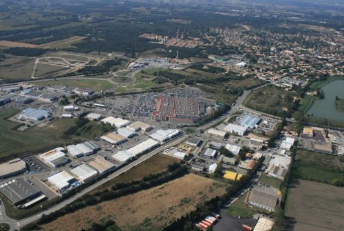 Vista aérea da zona comercial ás aforas de Coudoulet (Francia)