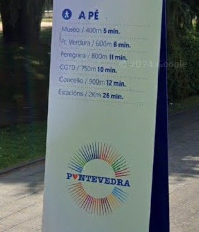 Panel informativo que indica las distancias y los tiempos que tardarías en llegar caminando a los puntos de interés de la ciudad de Pontevedra.