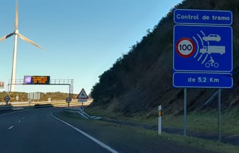 Imagen de panel informativo de radar de tramo limitado a 100.