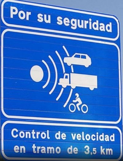 Señal de tráfico que indica radar de tramo durante 3,5 km.