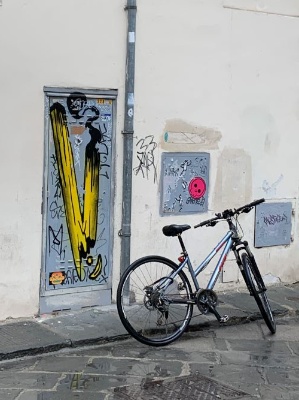 Bicicleta apoyada en una acera.
