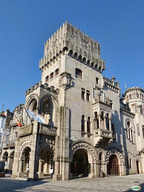 Exterior del Ayuntamiento de O Porriño construido con granito.