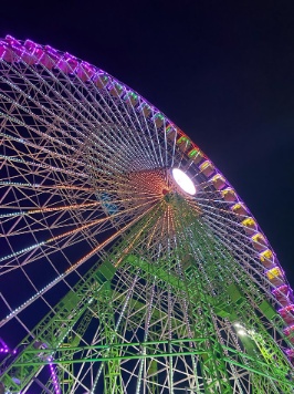 Una noria con luces de colores