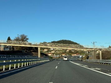 Autopista con un paso elevado.