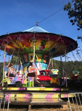 Atracción de feria con sillas voladoras