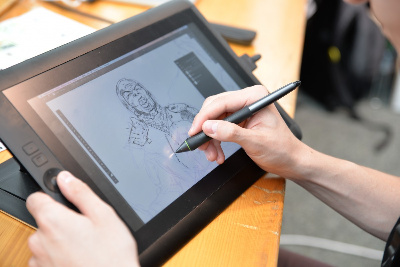Imaxe dunha man debuxando en tableta.