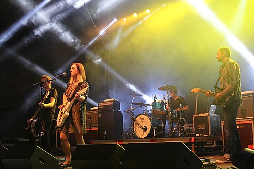 Grupo de rock nun escenario con luces