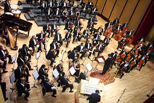Orquestra nun escenario.