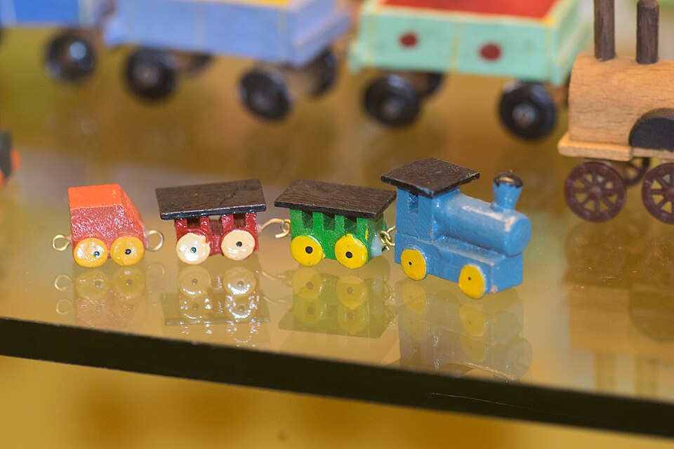 Imaxe dun tren de xoguete de cores
