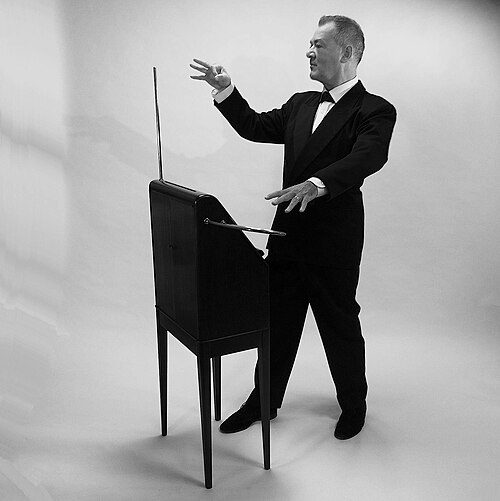 Fotografía dunha persoa tocando o theremin