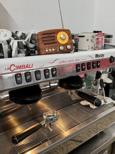 Imaxe dunha radio soando sobre unha máquina de facer café