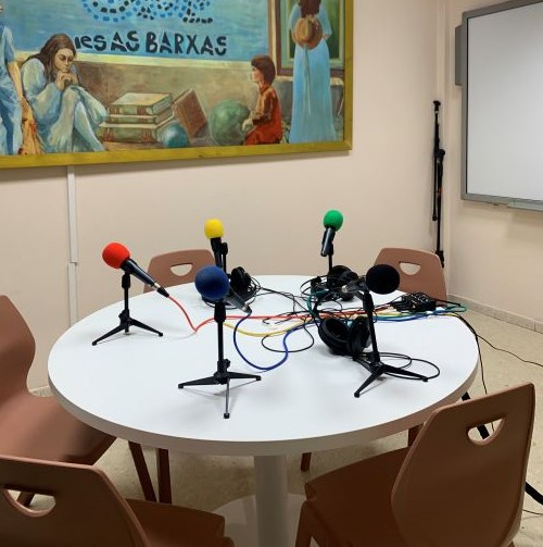 Mesa con micrófonos no cuarto da radio. 