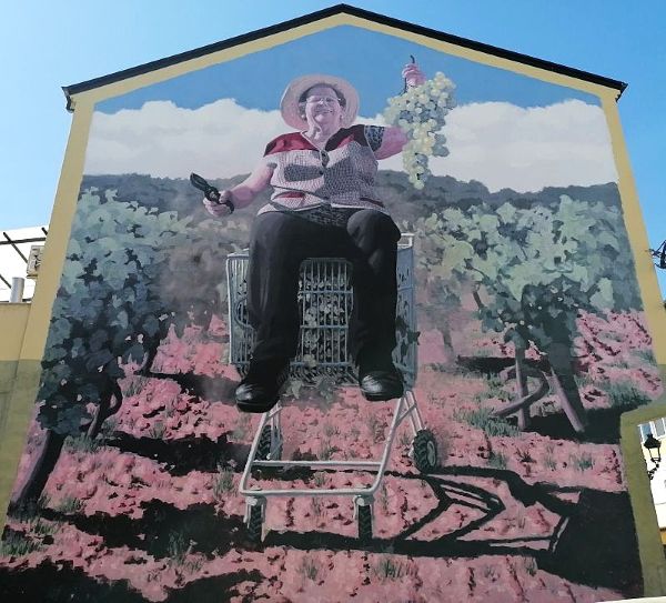 Foto del mural de la superabuela en Quiroga