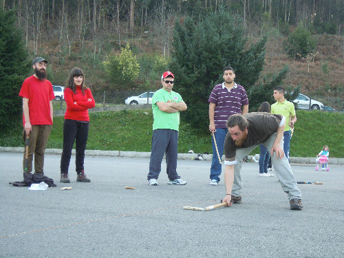 Grupo de personas jugando a la billarda