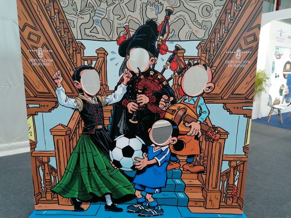 Fotomural de la Deputación de Ourense de la 1ª Feria educativa de Ourense con unos personajes vestidos con el traje tradicional gallego.