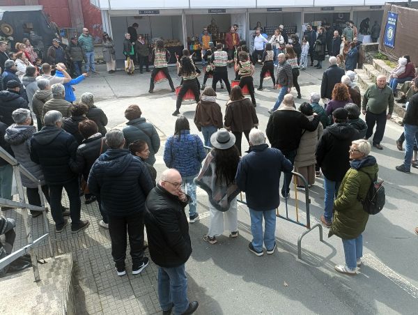 Fiesta en Galicia (cREAgal) Personas observando un grupo de batucada en una fiesta