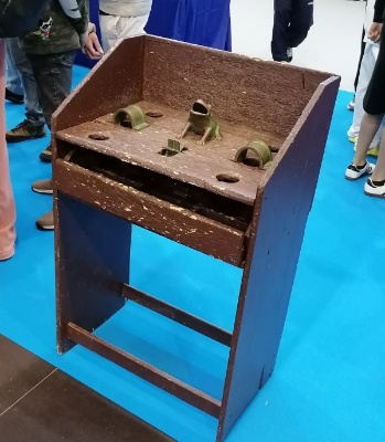 Mesa antigua del juego de la rana