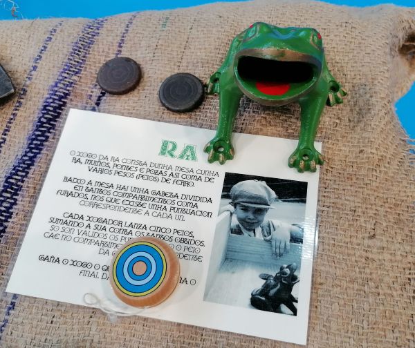 Piezas del juego de la rana, rana y pellos