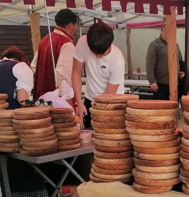 Puesto de pulpo típico de las ferias, con varias filas de platos