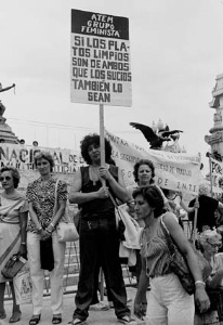 Activista en acción Persoa cunha pancarta feminista nunha manifestación.
